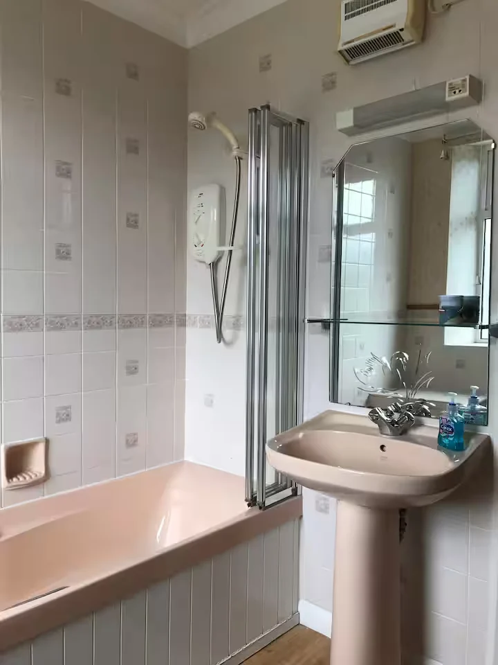 Sunberry's family bathroom with bath and shower