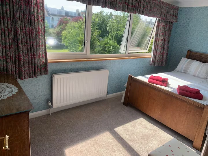 Sunberry's bright double bedroom