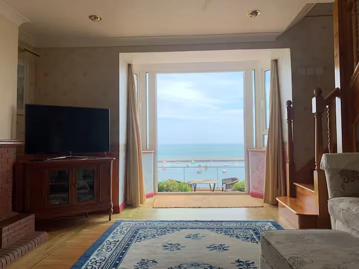 Sunberry sitting room opening towards the sea