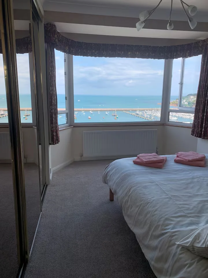 Sunberry's sea-view main bedroom